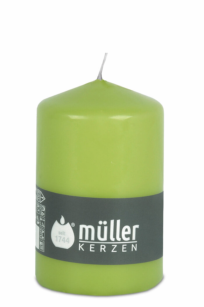 Eine Stumpenkerze von Müller Kerzenfabrik in der Größe 11x6,8cm in der Farbe maigrün.