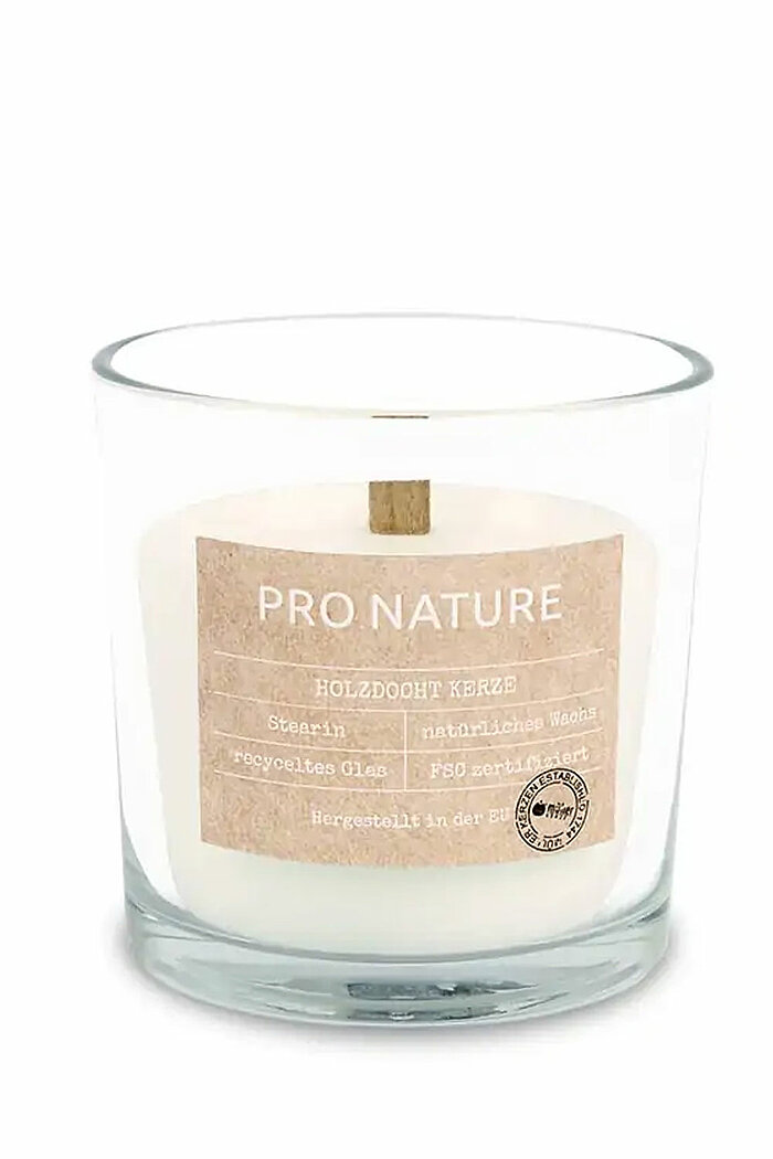 Eine Pro Nature Stearin-Stumpenkerze von Müller Kerzenfabrik in der Größe 10x10cm in der Farbe weiß.