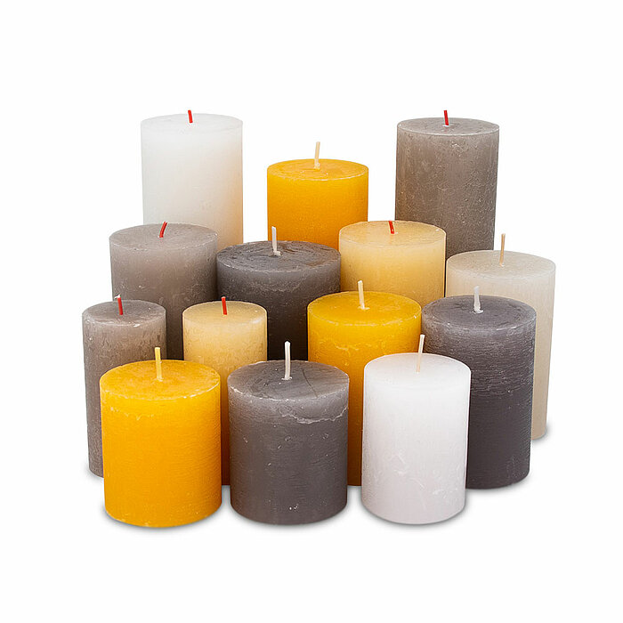 Ein 5er-Set Mixpaket Rustik und Polar Kerzen von Decolite in der Größe 5x5 cm in der Farbe Gelb.