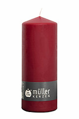 Eine Stumpenkerze von Müller Kerzenfabrik in der Größe 18x6,8cm in der Farbe weinrot.