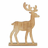 Eine dekorative hölzerne Figur eines Rentiers mit einem Geweih steht auf einem rechteckigen Sockel. Die Holzarbeit ist schlicht und naturbelassen, wobei die Maserungen des Holzes sichtbar sind.