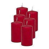 6 Stumpenkerzen von Decolite in der Größe 10x6cm in der Farbe rot.