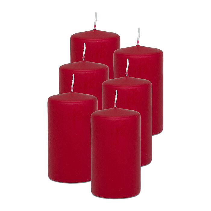 6 Stumpenkerzen von Decolite in der Größe 10x6cm in der Farbe rot.