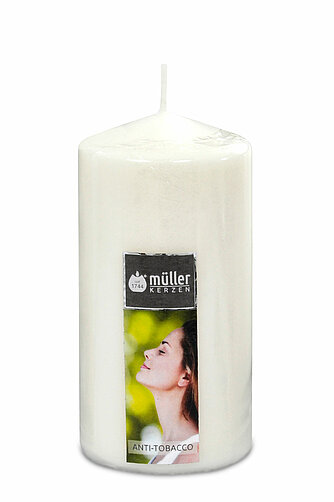 Eine Duft-Stumpenkerze von Müller Kerzenfabrik in der Größe 13x6,5cm mit Anti-Tabak-Duft.