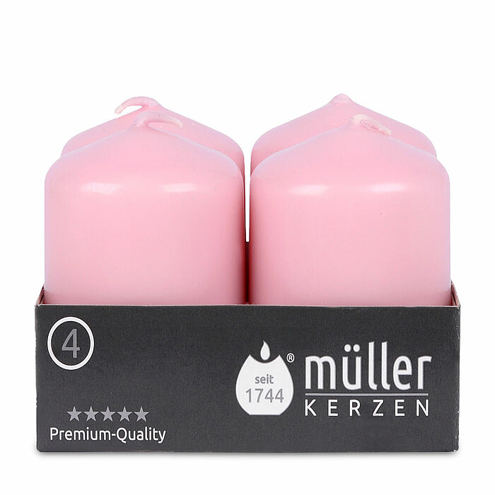 Vier Stumpenkerzen von Müller Kerzenfabrik in der Größe 6,2x4,8cm in der Farbe rosa.