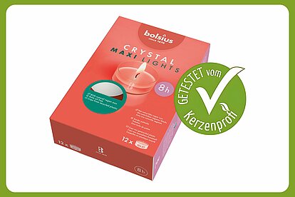 Eine Packung mit Bolsius Crystal Lights Teelichter 8 Stunden ist zu sehen. Daneben ein grüßner Kerzenprofi getestet button. Der Rest des Bildes ist weiss.