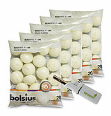 Das Bild zeigt fünf Packungen Bolsius Schwimmkerzen, die jeweils 20 weiße Kerzen enthalten. Vor den Packungen befindet sich eine Flasche mit 'kezenprofi' Lighter Fluid und ein kleiner Gasanzünder. Die Schwimmkerzen sind in durchsichtigen Kunststoffverpack