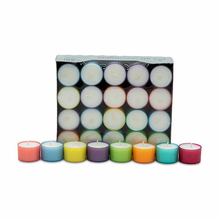 Das Bild zeigt eine Packung mit 20 weißen Teelichtern in zwei horizontalen Reihen zu je zehn Teelichtern. Vor der Packung stehen zehn bunte Teelichter in verschiedenen Farben, darunter Orange, Rosa, Gelb, Grün, Blau, Lila und Rot. Die Teelichter vor der P