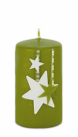 Eine grüne Stumpenkerze vom Hersteller "Wenzel", verziert mit zwei weißen und einer grünen Sternapplikation. Die Dekoration aus Sternen variiert in Form und Größe und ergänzt die glatte Oberfläche der Kerze.
