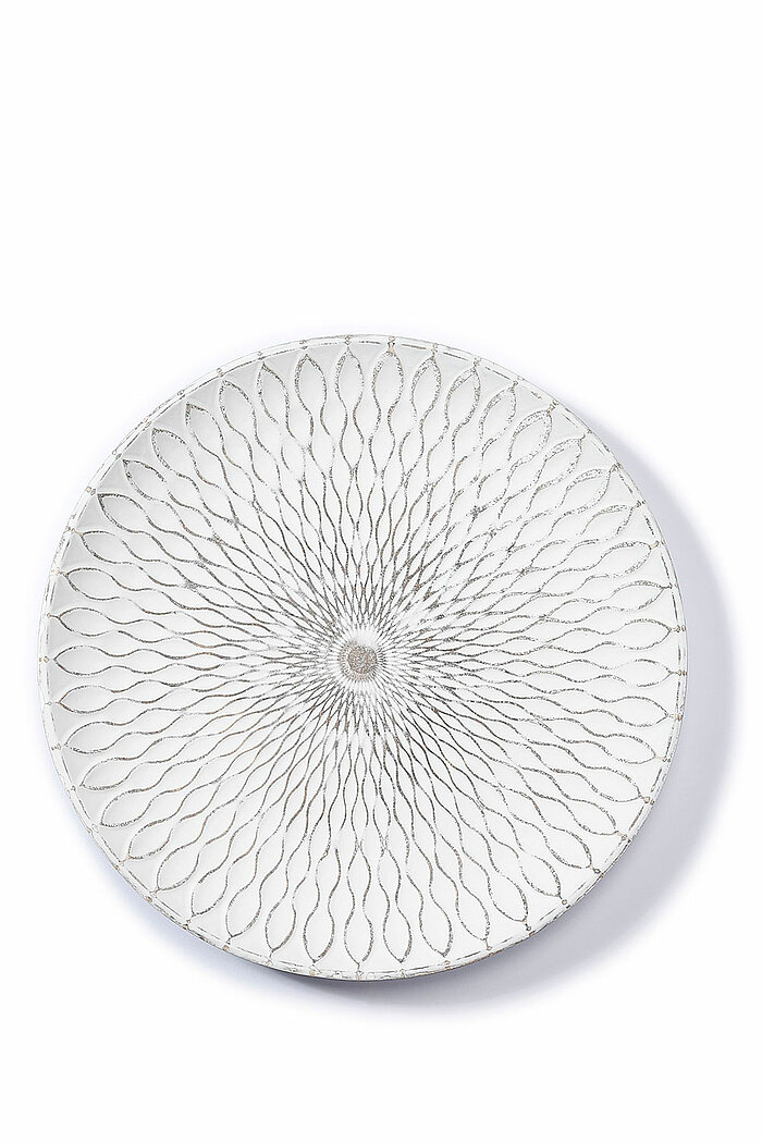 Ein rundes, weißes Tablett mit einem filigranen, mandalaähnlichen Muster. Das Design besteht aus ineinander verschlungenen, ovalen Formen, die von der Mitte strahlenförmig nach außen verlaufen. Das Tablett hat einen leicht erhöhten Rand und zeigt eine kun