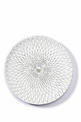 Ein rundes, weißes Tablett mit einem filigranen, mandalaähnlichen Muster. Das Design besteht aus ineinander verschlungenen, ovalen Formen, die von der Mitte strahlenförmig nach außen verlaufen. Das Tablett hat einen leicht erhöhten Rand und zeigt eine kun