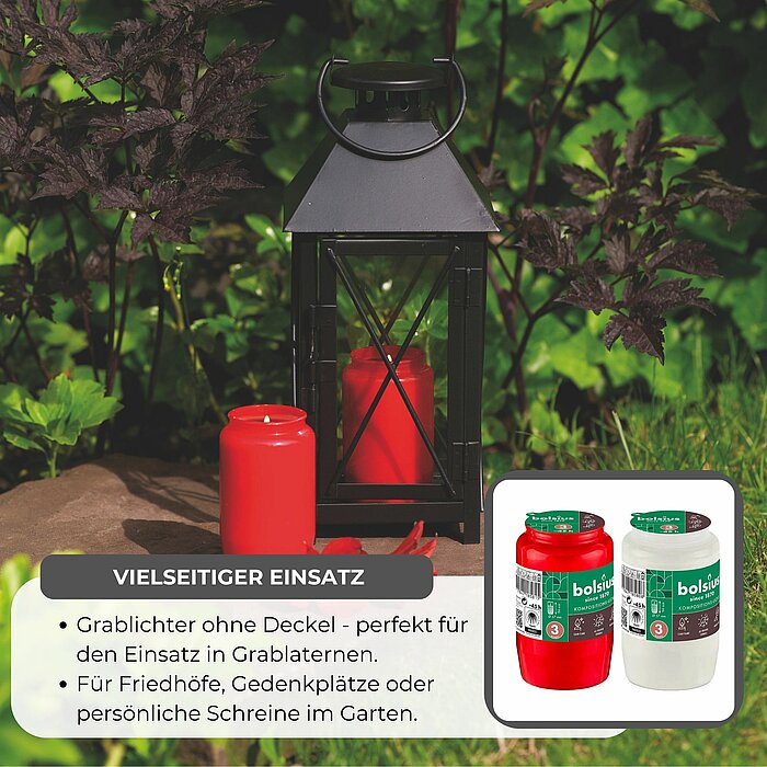 Zwei brennende Bolsius Grabkerzen, eine in Weiß und eine in Rot, stehen auf einem Bett aus kleinen Steinen vor einem großen Stein. Im Hintergrund ist ein Teich mit ruhigem Wasser zu sehen. Die Kerzen tragen die Aufschrift "Kompositions-Öllicht" und sind T