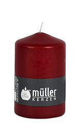 Eine Stumpenkerze von Müller Kerzenfabrik in der Größe 11x6,8cm in der Farbe weinrot.