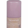 Eine Pro Nature Stearin-Stumpenkerze von Müller Kerzenfabrik in der Größe 15x6,8cm mit dem Geruch Flieder.