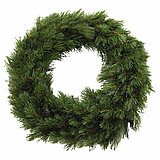 Ein üppiger, grüner Weihnachtskranz aus künstlichen Tannenzweigen. Die Nadeln sind dicht gepackt und gleichmäßig verteilt, was dem Kranz ein volles und realistisches Aussehen verleiht. Der Kranz ist klassisch und elegant, perfekt für eine festliche Dekora