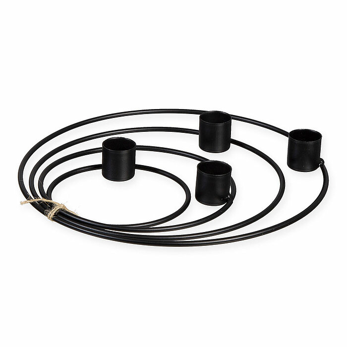 Eine minimalistische, schwarze Metallkerzenhalterung vom Hersteller Halbach, bestehend aus vier konzentrischen Kreisen. Die Halterung bietet Platz für vier Kerzen und ist elegant in ihrer Schlichtheit. Ein Stück Juteschnur ist an der Seite befestigt, was 