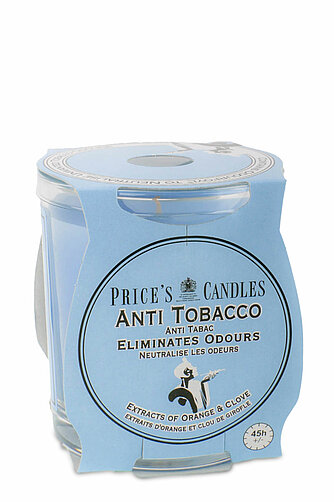Eine blaue "Anti Tobacco" Duftkerze vom Hersteller Prices Candles in einem Glasbehälter. Auf dem Etikett steht "Eliminates Odours" und es ist eine Brenndauer von 45 Stunden angegeben. Ein Bild von Orangen und Gewürznelken ist ebenfalls auf dem Etikett abg
