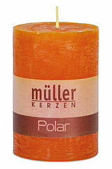 Eine Polar Stumpenkerze von Müller Kerzenfabrik in der Größe 10x6,8cm in der Geruchssorte Mandarin.