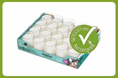 Auf dem Bild ist eine Packung Bolsius Professional Relight Nachfüller in weiss zu sehen. Daneben ist ein grüner Kerzenprofi getestet Button. Der Rest des Bildes ist weiss.