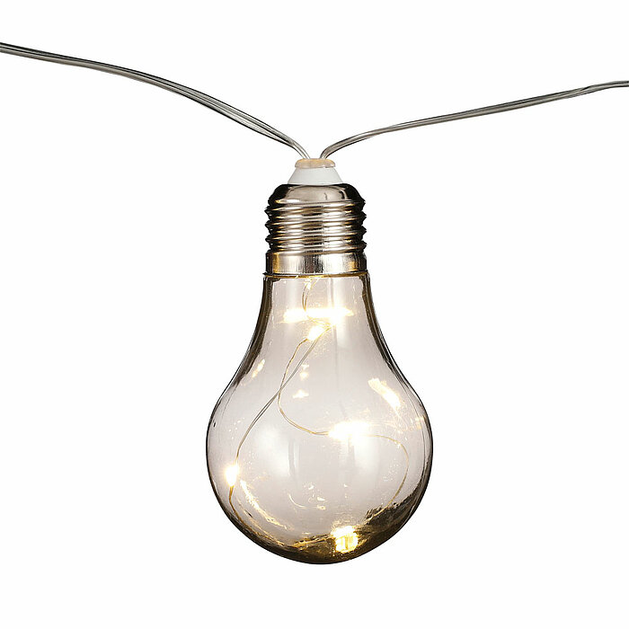 Drei Glühbirnen in Form von Hängelampen sind an einer dünnen Schnur befestigt. Die Glühbirnen sind klar und leuchten, was auf eine Lichterkette hinweist. Der Hintergrund ist neutral weiß, wodurch die leuchtenden Glühbirnen gut hervorgehoben werden.