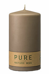 Eine Stumpenkerze Pure von Richard Wenzel in der Größe 13x7cm in der Farbe Sand.