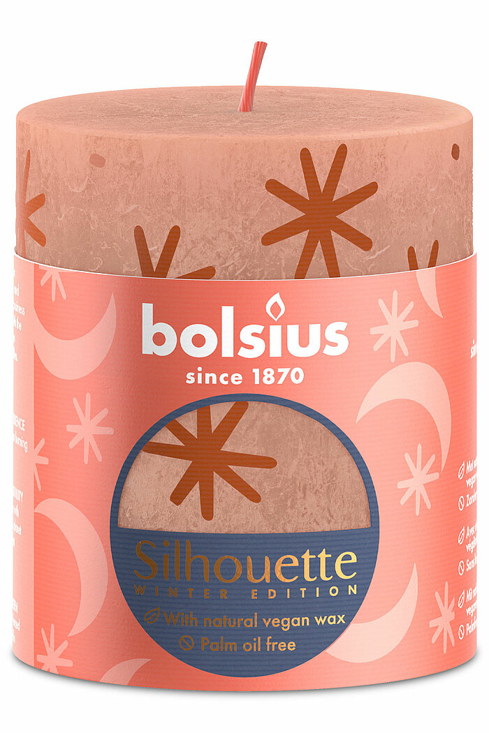 Eine Rustik Silhouette Stumpenkerze von Bolsius in der Farbe Cremiges Karamell in der Größe 8x6,8cm.