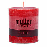 Eine Polar Stumpenkerze von Müller Kerzenfabrik in der Größe 7,5x6,8cm in der Farbe rot.