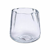 Ein Teelichthalter Wavy von Sandra Rich in der Größe 8,5x8,5cm in der Farbe klar.