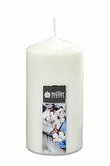 Eine Duft-Stumpenkerze von Müller Kerzenfabrik in der Größe 13x6,5cm mit dem Geruch von Baumwolle.