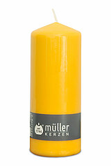 Eine Stumpenkerze von Müller Kerzenfabrik in der Größe 18x6,8cm in der Farbe gelb.