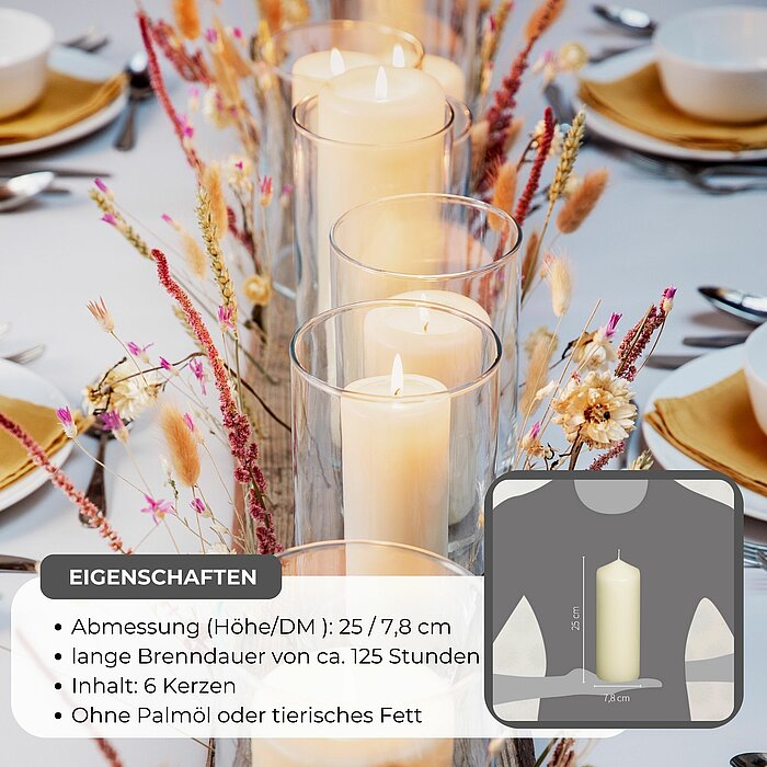 Sechs brennende Stumpenkerzen in Glaszylindern stehen in einer Reihe auf einem rustikalen Holzbodenbrett in der Mitte eines gedeckten Tisches. Die Kerzen werden von Trockenblumen und Gräsern umgeben. Um den Tisch herum sind weiße Teller mit gelben Stoffse