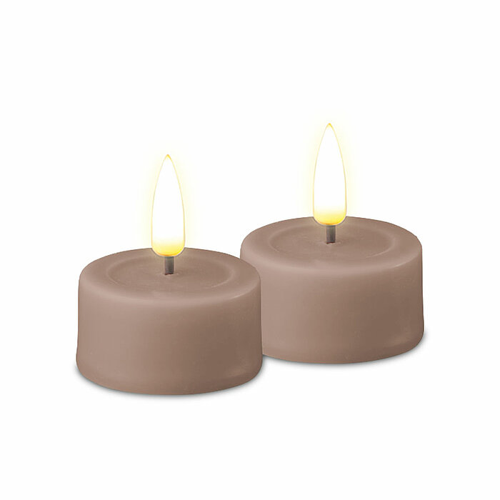 Zwei LED Teelichter von Deluxe Homeart in der Geruchssorte Rose und in der Größe 4,5x4,1cm.