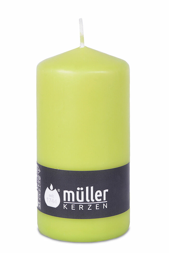 Eine Stumpenkerze von Müller Kerzenfabrik in der Größe 13,5x6,8cm in der Farbe Maigrün.