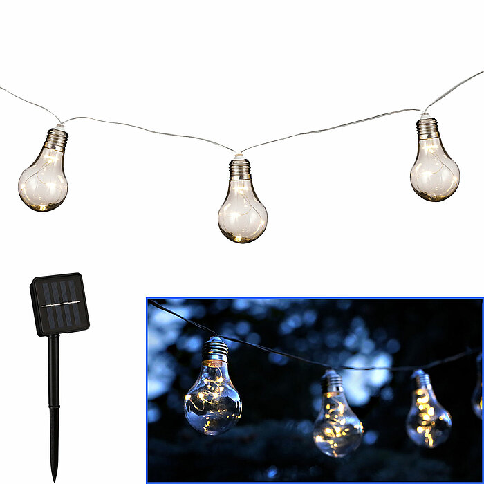 Eine klare Glühbirne hängt an einem Kabel und ist innen mit mehreren kleinen Lichtern beleuchtet. Diese erzeugen ein warmes, einladendes Leuchten. Die Glühbirne hat einen silbernen Sockel und ist in ihrer klassischen Tropfenform gestaltet. Die Verdrahtung