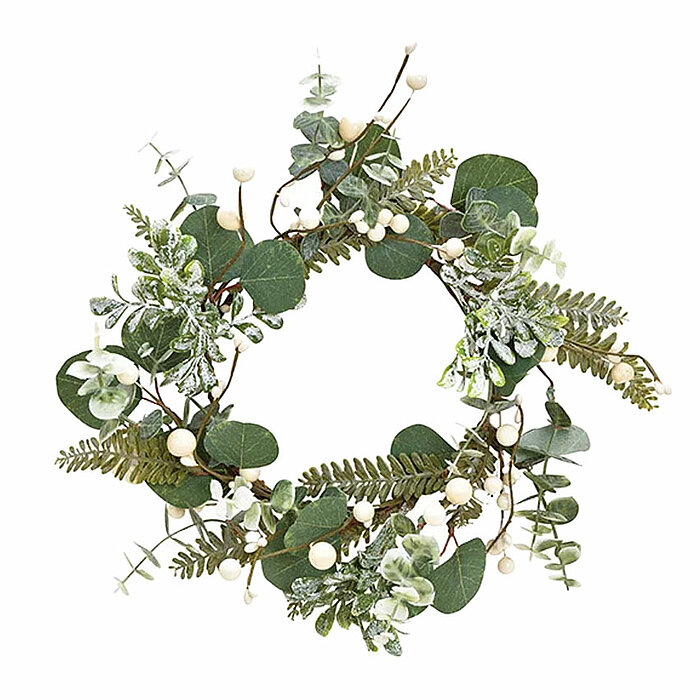 Ein dekorativer Kranz aus verschiedenem Grün wie Eukalyptus und Farn, verziert mit kleinen, weißen Beeren und künstlichem Frost, der ihm ein winterliches Aussehen verleiht. Die Anordnung der Pflanzen und Beeren ist gleichmäßig rundherum verteilt und bilde