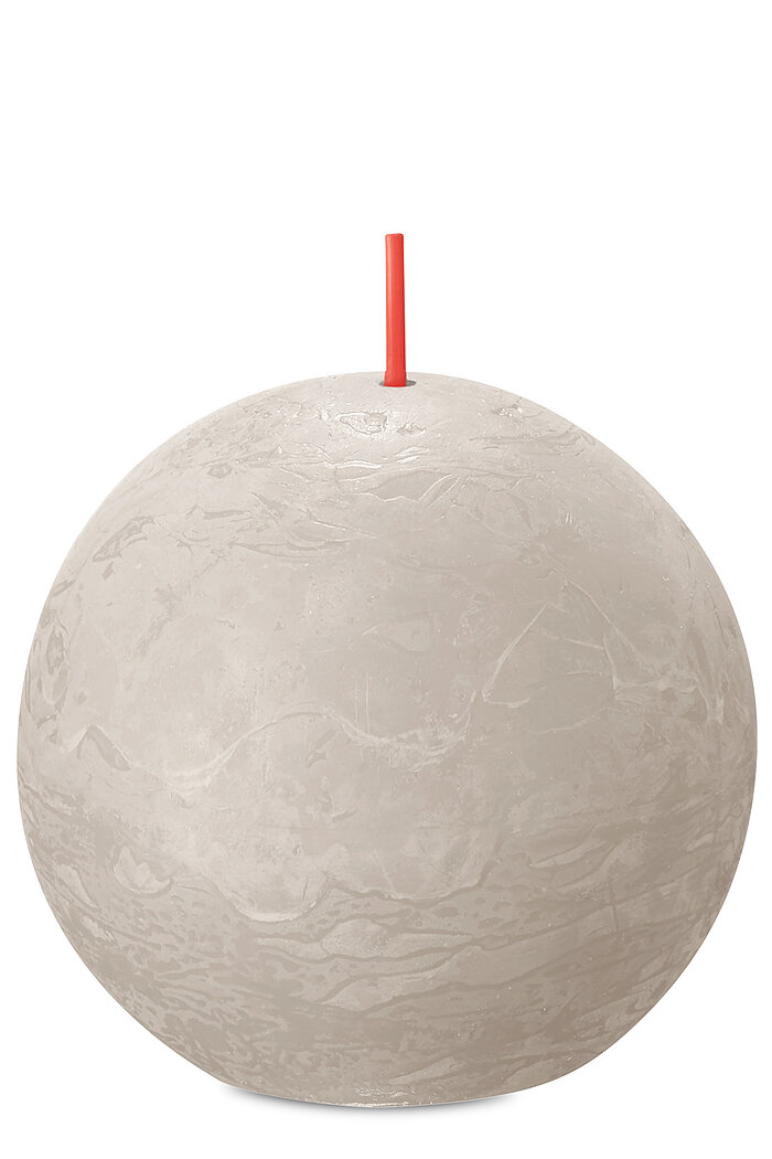 Eine Rustik Kugelkerze von Bolsius in der Farbe Sandgrau mit einem Durchmesser von 7,6cm.