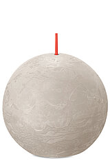 Eine Rustik Kugelkerze von Bolsius in der Farbe Sandgrau mit einem Durchmesser von 7,6cm.