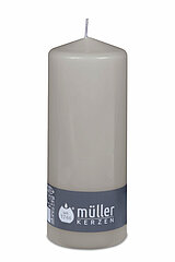 Eine Stumpenkerze von Müller Kerzenfabrik in der Größe 18x6,8cm in der Farbe Schiefer.