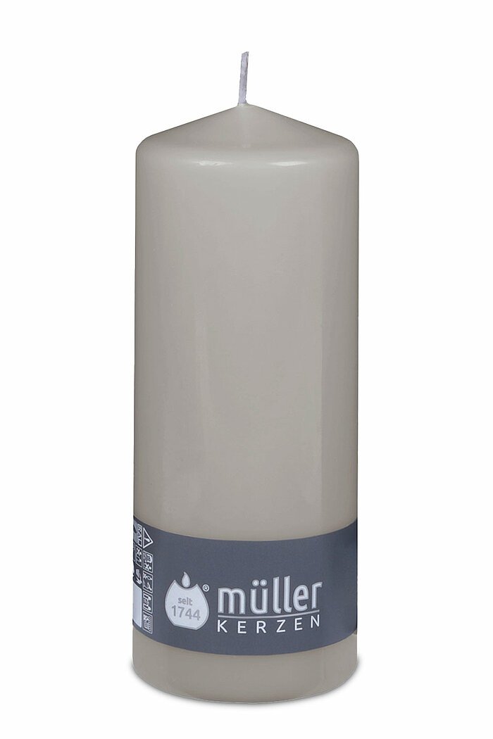 Eine Stumpenkerze von Müller Kerzenfabrik in der Größe 18x6,8cm in der Farbe Schiefer.