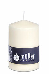 Eine Stumpenkerze von Müller Kerzenfabrik in der Größe 11x6,8cm mit Vanilleduft.
