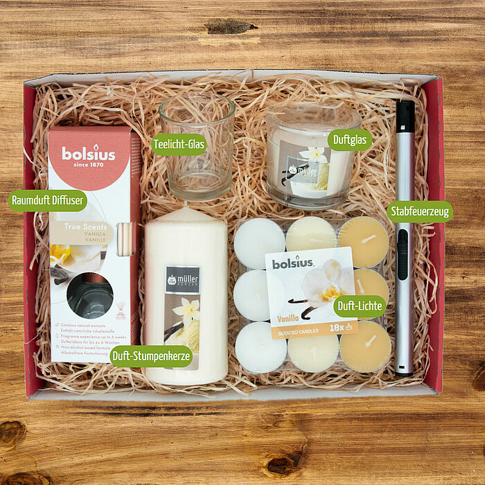 Ein wunderschön zusammengestelltes Duftset von DecoLite, präsentiert in einer Holzkiste mit Stroh ausgelegt. Enthalten sind ein Duft-Stumpenkerze, ein Raumduft-Diffuser, ein Teelicht-Glas, ein Duftglas, ein Stabfeuerzeug und eine Packung Duft-Lichte (18 S