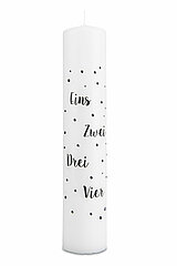 Eine Adventskalenderkerze Silas von Richard Wenzel in der Größe 25x5cm in der Farbe Weiß.