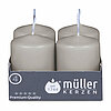 Vier Stumpenkerzen von Müller Kerzenfabrik in der Größe 6,2x4,8cm in der Farbe Schiefer.