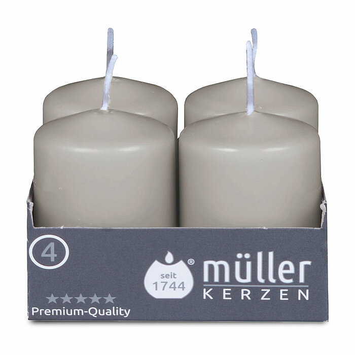 Vier Stumpenkerzen von Müller Kerzenfabrik in der Größe 6,2x4,8cm in der Farbe Schiefer.