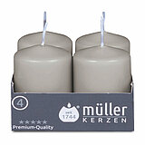 Vier Stumpenkerzen von Müller Kerzenfabrik in der Größe 6,2x4,8cm in der Farbe Schiefer.