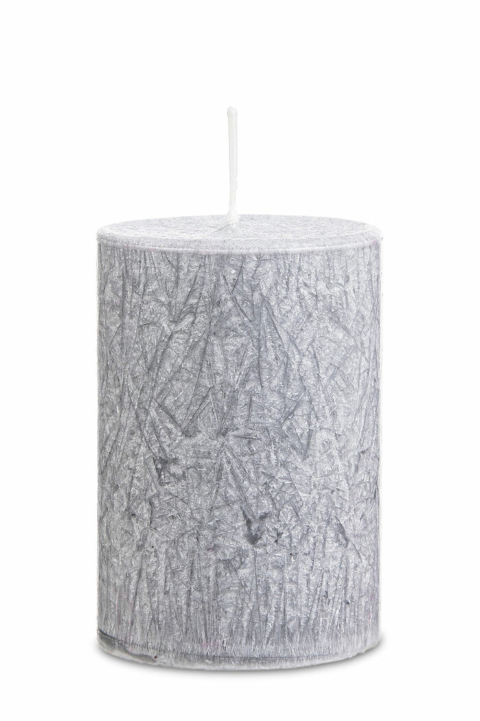 Eine Stumpenkerze Pure Olivenwachs von Richard Wenzel in der Größe 9x6cm in der Farbe Anthrazit.