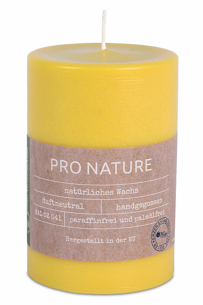 Eine Pro Nature Stearin-Stumpenkerze von Müller Kerzenfabrik in der Größe 10x6,8cm in der Farbe Honig.