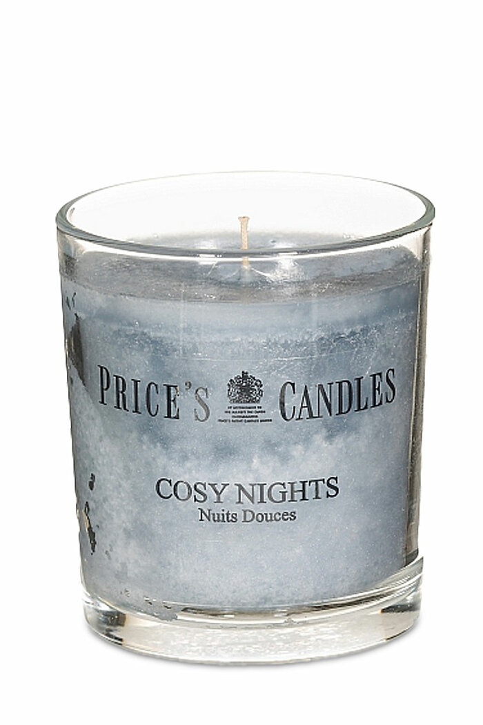 Eine Duftkerze im Glas von Prices Candles in der Größe 8,9x8,0cm mit dem Duft Cosy Nights.