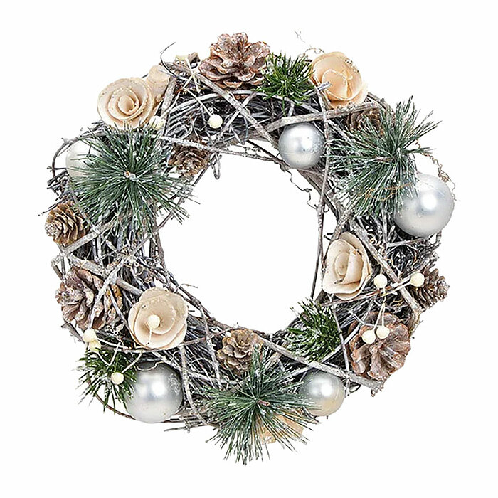 Ein wunderschöner, dekorativer Kranz aus verschlungenen Ästen und Zweigen, geschmückt mit weißen und perlmuttfarbenen Kugeln, hellen Rosenblüten, Tannenzapfen und grünen Tannenzweigen. Kleine weiße Beeren und ein leichter Hauch von Kunstschnee verleihen d