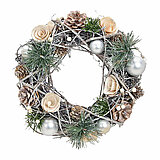 Ein wunderschöner, dekorativer Kranz aus verschlungenen Ästen und Zweigen, geschmückt mit weißen und perlmuttfarbenen Kugeln, hellen Rosenblüten, Tannenzapfen und grünen Tannenzweigen. Kleine weiße Beeren und ein leichter Hauch von Kunstschnee verleihen d